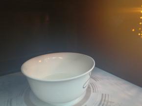 牛奶煮开，（或微波炉高火1分钟）。