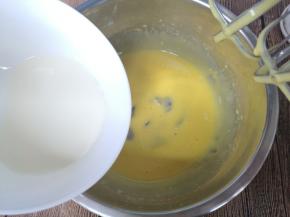 蛋黄内加入煮开的牛奶，边倒边搅，避免蛋黄成蛋花状。