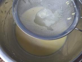 打好的蛋黄牛奶糊，细腻顺滑。加入玉米淀粉，搅拌均匀。过筛两遍。