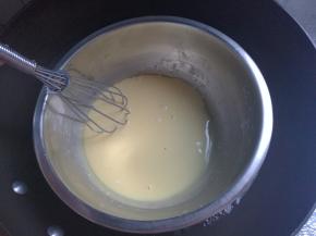 过筛好的蛋黄糊隔水缓慢加热，边加热边搅拌。