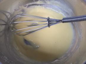 完成的蛋黄糊，打蛋器划过有不易消失的纹路。蛋黄糊坐凉水降温后放入冰箱冷藏。