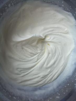 30分钟后开始打发淡奶油。打发至清晰纹路不流动状态就可以了。