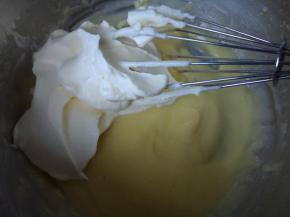 打发好的奶油加入蛋黄糊内，搅拌均匀。