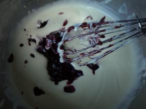 加入蓝莓酱。搅拌均匀。