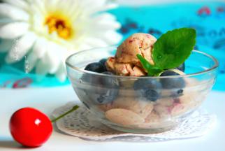 用勺子挖成球状，装入容器，撒上蓝莓粒，完成。