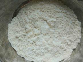 泡打粉、低筋面粉放在一起过筛两遍。