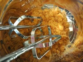 所说的拔丝蛋糕，就是把肉松打到蓬松以后，它才会拔丝，我们用电动打蛋器把它打蓬松。