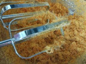 打到非常蓬松，有点像棉絮一样，我这次买的肉松就不太好，平时你们可以再家自己做，因为我们家里没有人喜欢吃肉松，孩子也不吃，记得不要打过头，打过头了就发渣，和全蛋搅拌的时候容易沉淀。