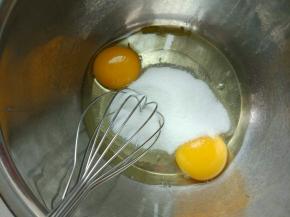 100克全蛋大概就是两个鸡蛋的量，一次性的加入60克细砂糖，2克盐、5克蜂蜜、滴两滴柠檬汁