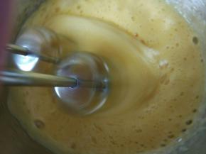 打发全蛋的时候，下面坐一盆温水，水温不宜超过50℃，用电动打蛋器全程低速打发。