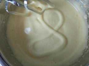 打到这个状态才可以加玉米油，用电动打蛋头，画出一个8字的纹路不会消失，这个时候就可以加玉米油了。