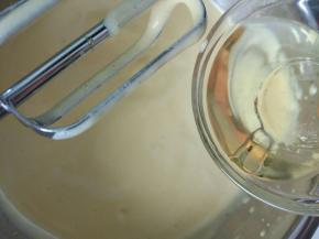 分多次的加入玉米油，一手慢慢的加，另一只手用电动打蛋器打，这样加避免蛋液消泡，也可以加一点，打匀在加，总之要分多次的加。