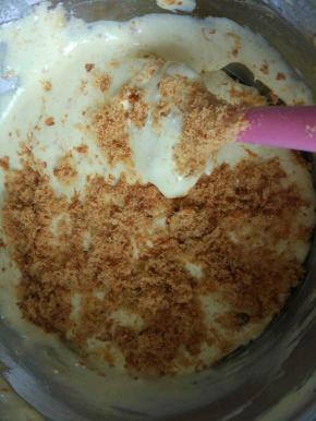 面粉拌匀以后，分两次加入肉松，用刮刀翻拌均匀，明显看出我这次买的肉松不好，我在录制视频的那个肉松就比较好。