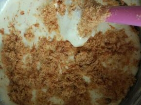 面粉拌匀以后，分两次加入肉松，用刮刀翻拌均匀，明显看出我这次买的肉松不好，我在录制视频的那个肉松就比较好。