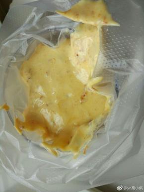 把面糊装入一次性裱花袋，下面剪一个口，比平时挤奶油要大一点，这样肉松不容易堵住出口。