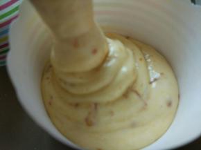 挤在纸杯中7分满，轻震烤盘，把气泡震出来。