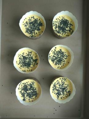 可以撒一点黑芝麻或杏仁片来装饰，口感会更好。