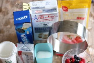 准备好所用原料和工具，我用的慕斯圈是展艺六寸无接缝慕斯圈。