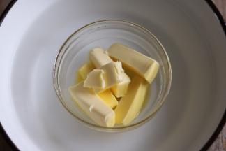 黄油隔热水融化成液态。