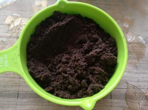 奥利奥饼干，去掉中间白色夹心，用料理机打碎。