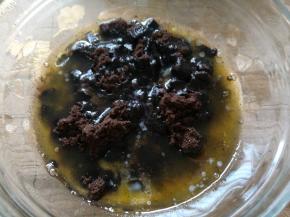 把打碎的奥利奥倒入液化的黄油里，用刮刀拌匀。