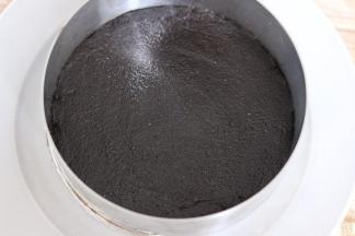 拌匀后平铺在慕斯圈底部，用勺子压平。放入冰箱冷藏30-60分钟。