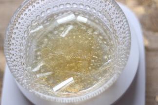 展艺吉利丁片用剪刀剪成小片，用冰水泡软。