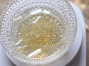 展艺吉利丁片用剪刀剪成小片，用冰水泡软。