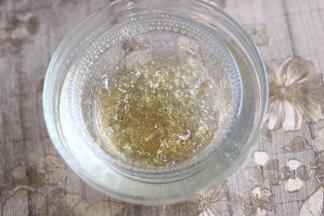 软化后，沥干水分，隔温热水融化成液态。