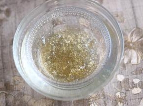 软化后，沥干水分，隔温热水融化成液态。
