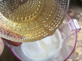 酸奶倒入量杯，加入细砂糖，倒入融化的吉利丁溶液，搅匀。