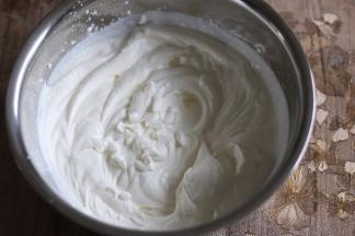 淡奶油用电动打蛋器，低速打发只出现纹路。