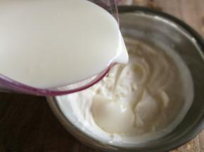把步骤8酸奶溶液倒入淡奶油里。
