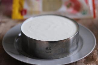 倒入剩下的慕斯液，轻震晃平，放入冰箱冷藏四小时，我是晚上做的，冷藏过夜。