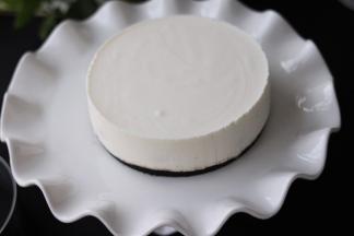 取出冷藏好的慕斯，用吹风机吹下慕斯圈，轻松脱模。