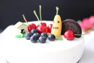 根据自己喜好装饰慕斯表面。