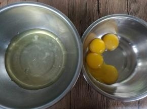 烤箱上火175下火155度预热10分钟。分离蛋白蛋黄，蛋白内不能混入一丝蛋黄。并且要保证盆子无油无水。