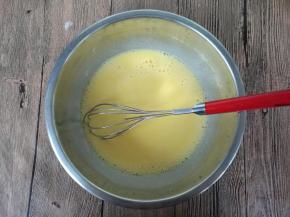 蛋黄盆内加入糖10克（方子内），牛奶，玉米油混合均匀，充分乳化。