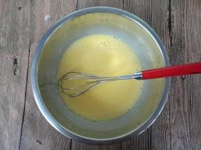 蛋黄盆内加入糖10克（方子内），牛奶，玉米油混合均匀，充分乳化。