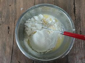 筛入低筋面粉，以“一”字或“井”字法混合均匀。