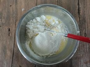 筛入低筋面粉，以“一”字或“井”字法混合均匀。