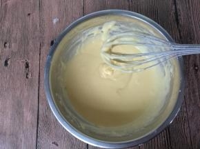 混合好的蛋糊状态，是细腻顺滑的。放旁备用。