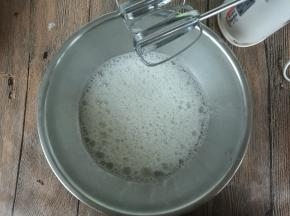 蛋白盆加入柠檬汁，糖分三次加入蛋白内。电动打蛋器低速打出鱼眼泡，加入第一次细砂糖。