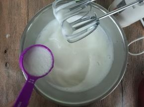 转中高速继续打至蛋糊细腻，加入第二次细砂糖。