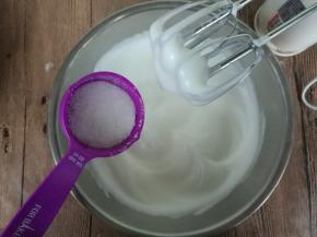 出现细腻纹路，加入第三次也就是最后一次细砂糖。