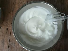 低速整理大气泡，贴盆壁打发，不留死角。蛋白打发到大弯勾状态就可以了。