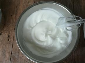 低速整理大气泡，贴盆壁打发，不留死角。蛋白打发到大弯勾状态就可以了。