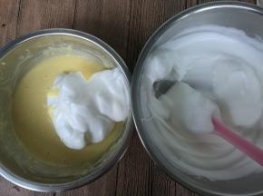 取三分之一蛋白与蛋黄糊翻拌或切拌混合均匀，不可转圈，以免面糊起筋。