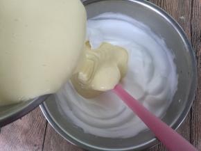 倒回蛋白盆，继续以翻拌或切拌手法混合均匀。烤箱上下火170度预热10分钟。