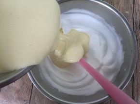 倒回蛋白盆，继续以翻拌或切拌手法混合均匀。烤箱上下火170度预热10分钟。